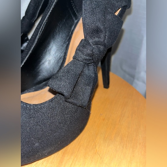 Black Velvet High Heel. Size 9. - Picture 2 of 6